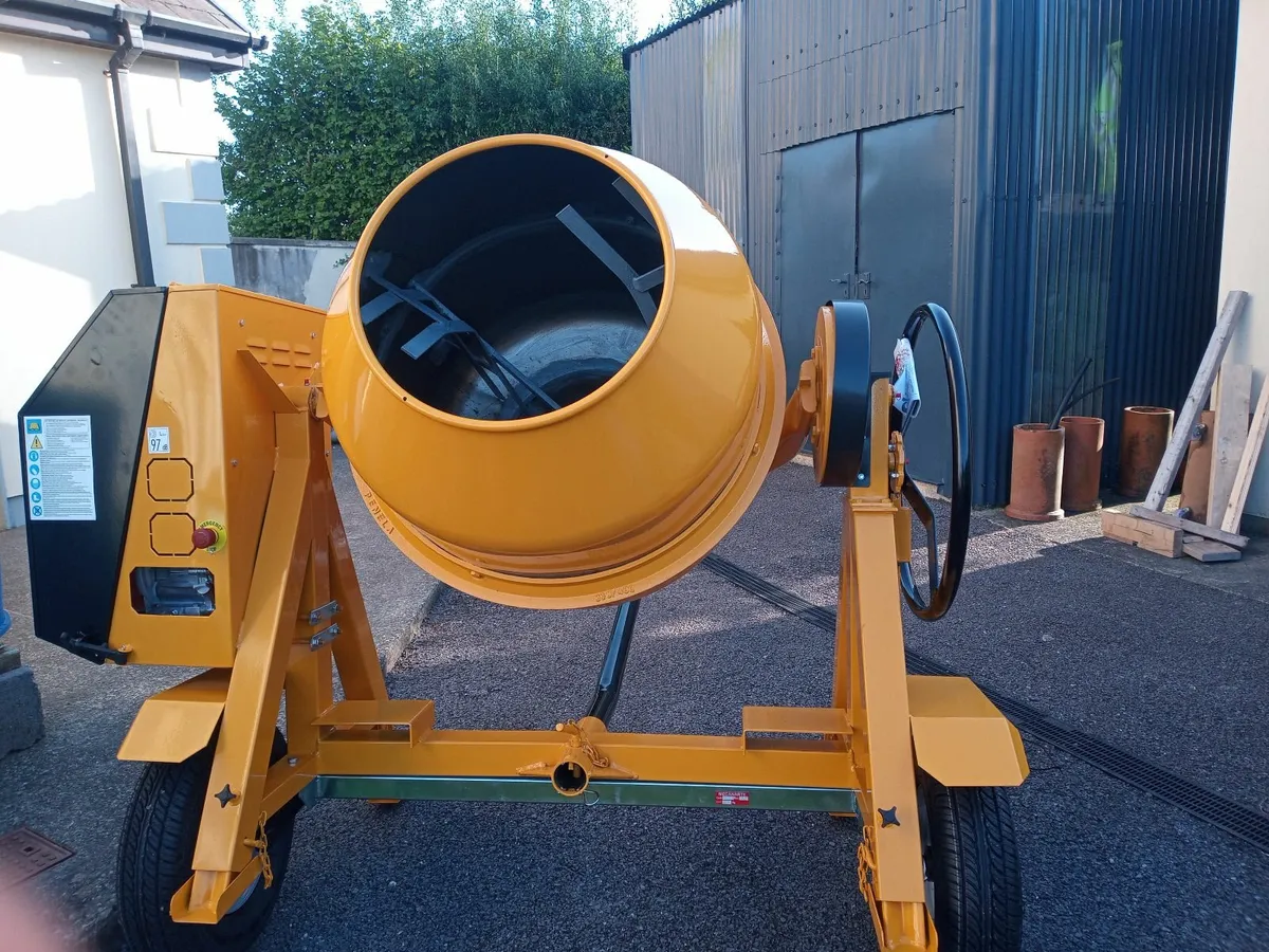 Towable cement mixer, 4 bag, Honda engine. New. - Image 1