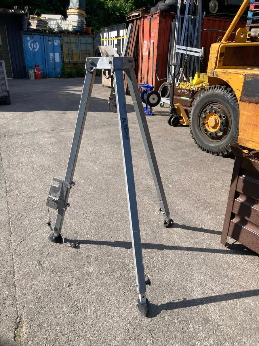 Tri pod gantry - Image 1