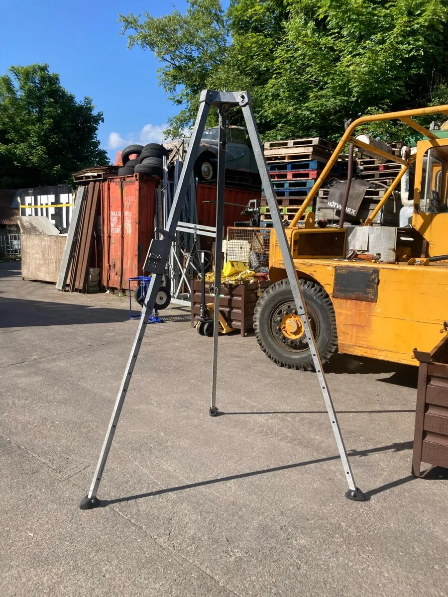 Tri pod gantry - Image 2