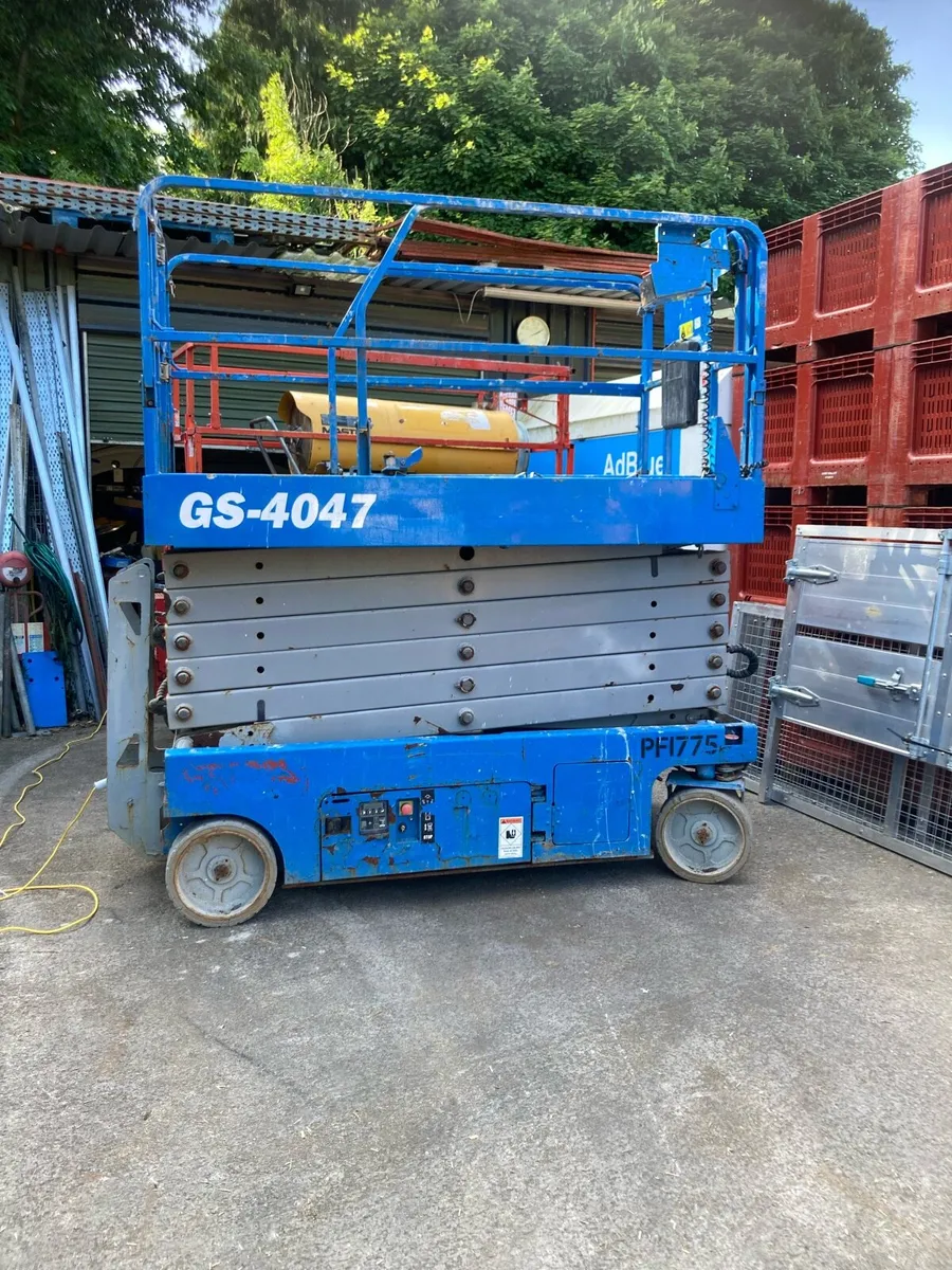 Genie 4047 Scissor Hoist for sale - Image 1