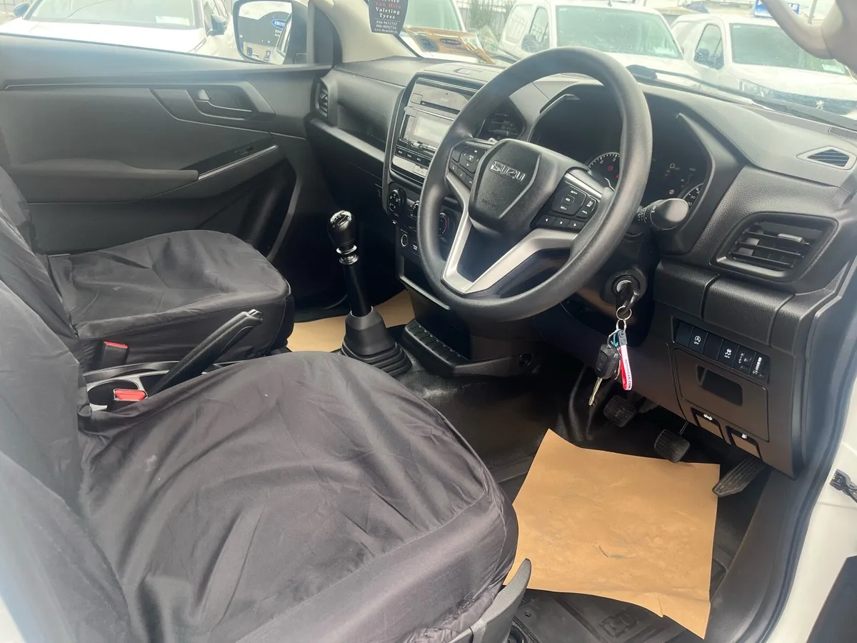 ISUZU D MAX CREW CAB NO VAT - Image 4