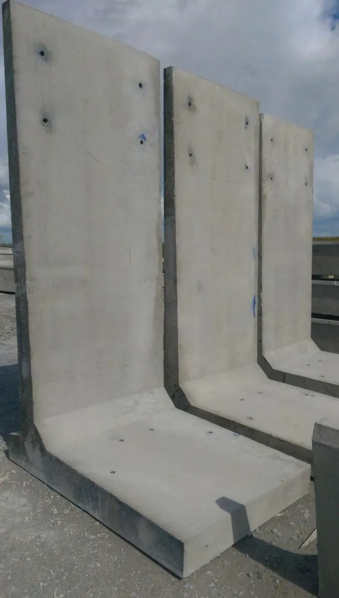 Concrete L walls for silage barrier - Image 4