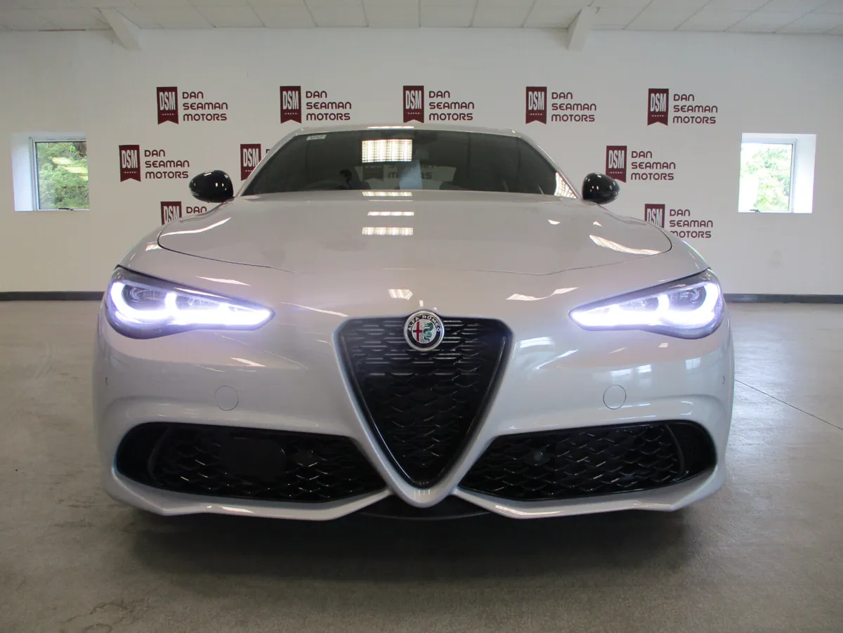 ALFA ROMEO GIULIA VELOCE 252 OFFERS- 3.9% PCP/HP - Image 4