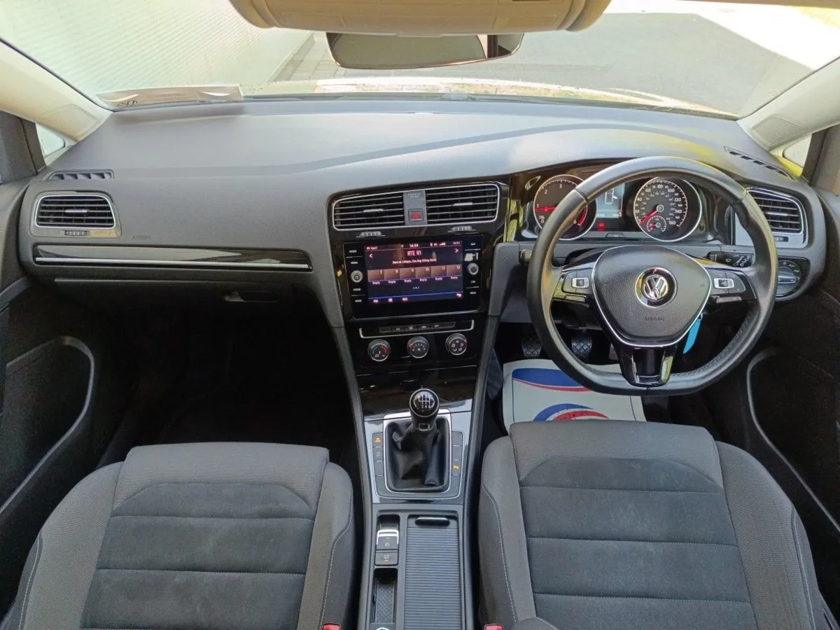 Volkswagen Golf 2.0 TDI 5DR 150HP Highline GT - Image 4
