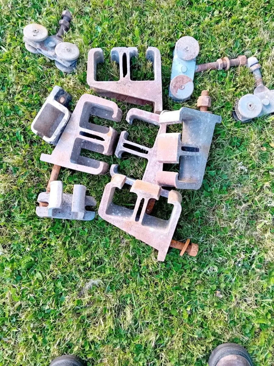Henderson brackets - Image 1