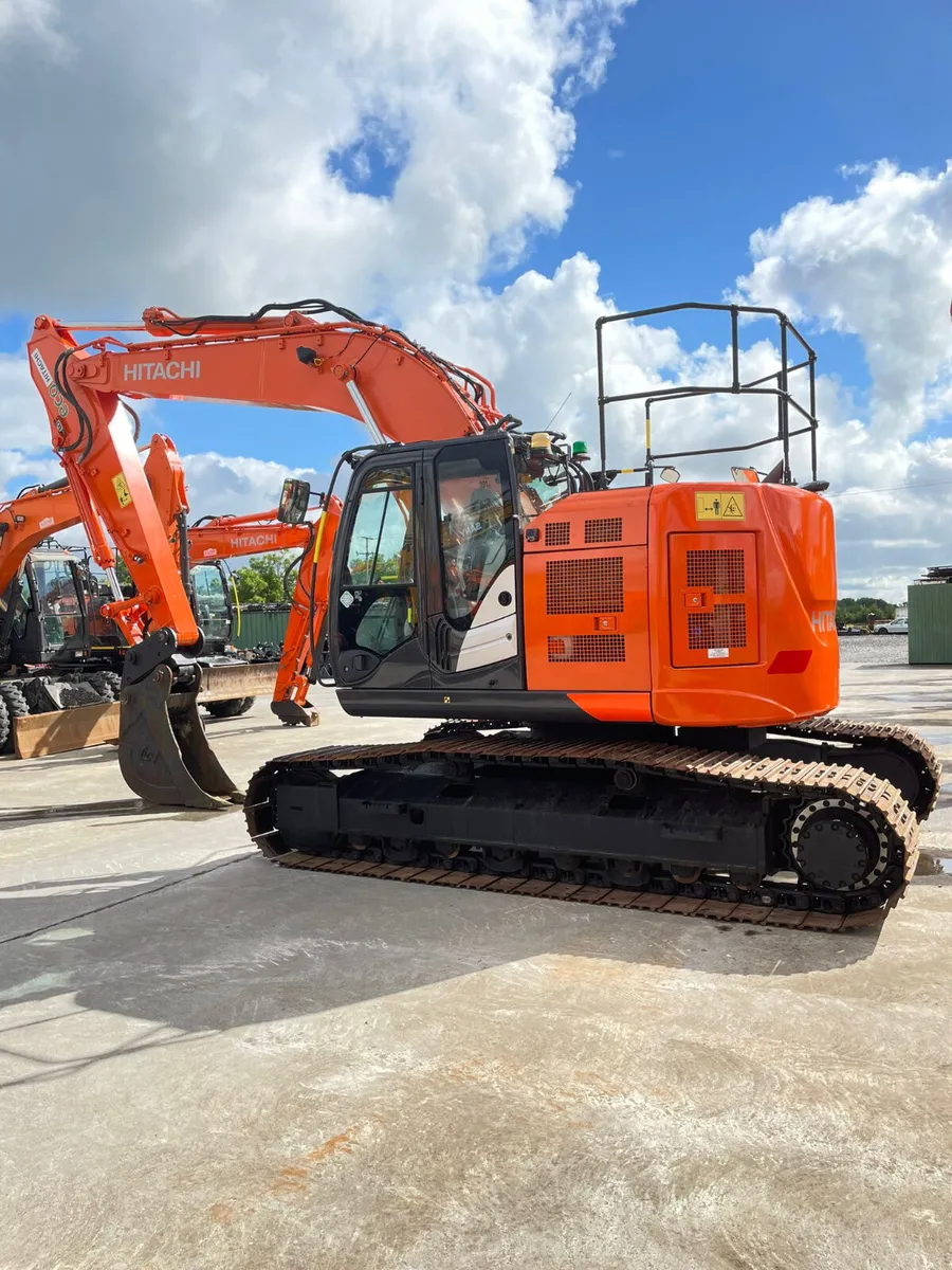 HITACHI ZX225-6 - Image 2
