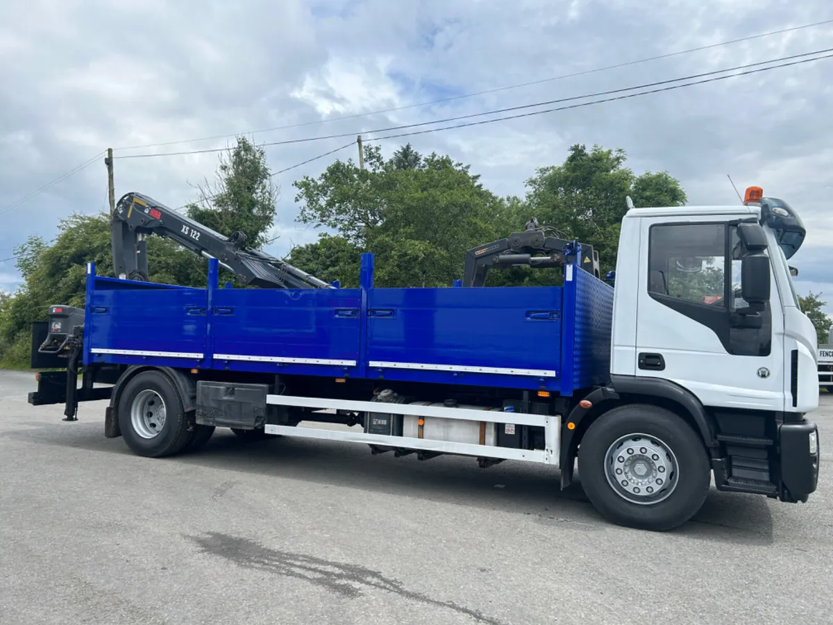 2017 iveco 180e25 18 ton flat with crane - Image 4