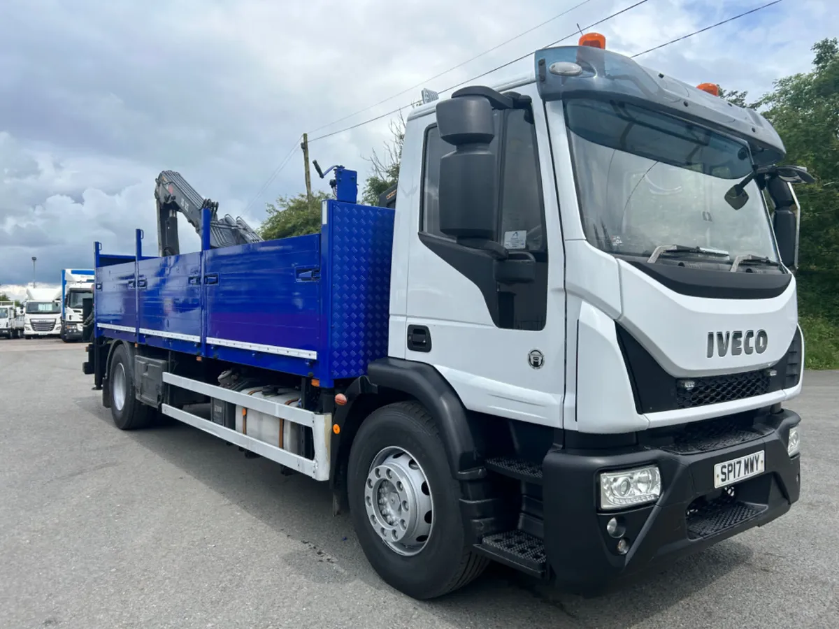 2017 iveco 180e25 18 ton flat with crane - Image 3