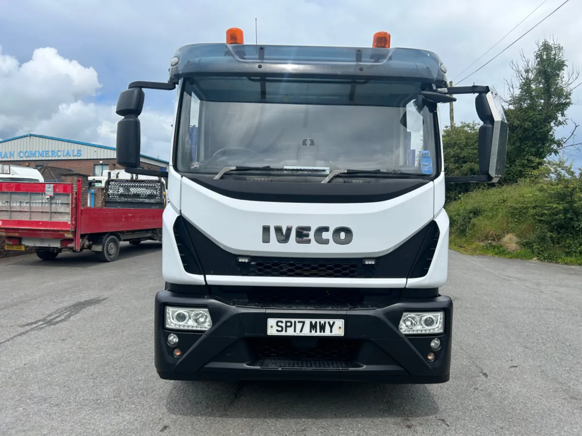 2017 iveco 180e25 18 ton flat with crane - Image 2