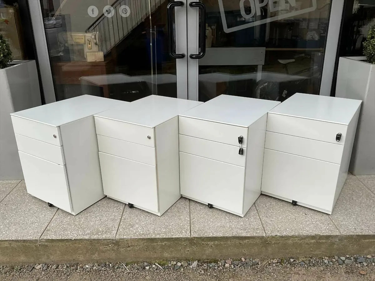 Small mobile under desk filing cabinet - Image 2