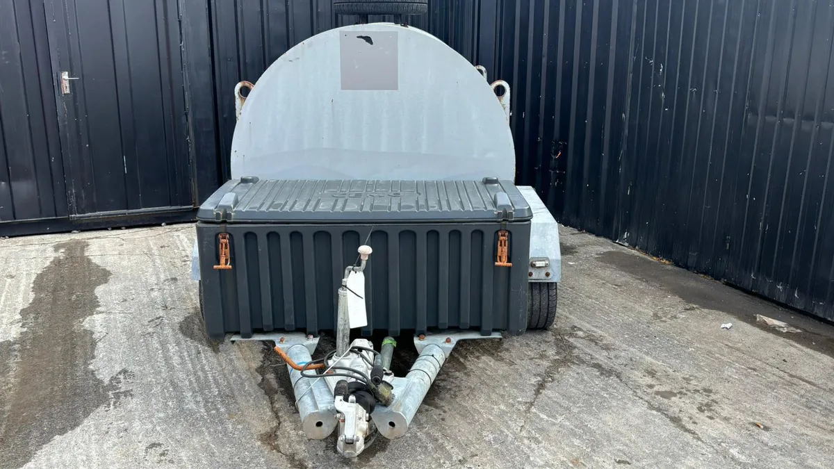 Fuel Proof 1000L Twin Axle Bunded Fuel Bowser - Image 3