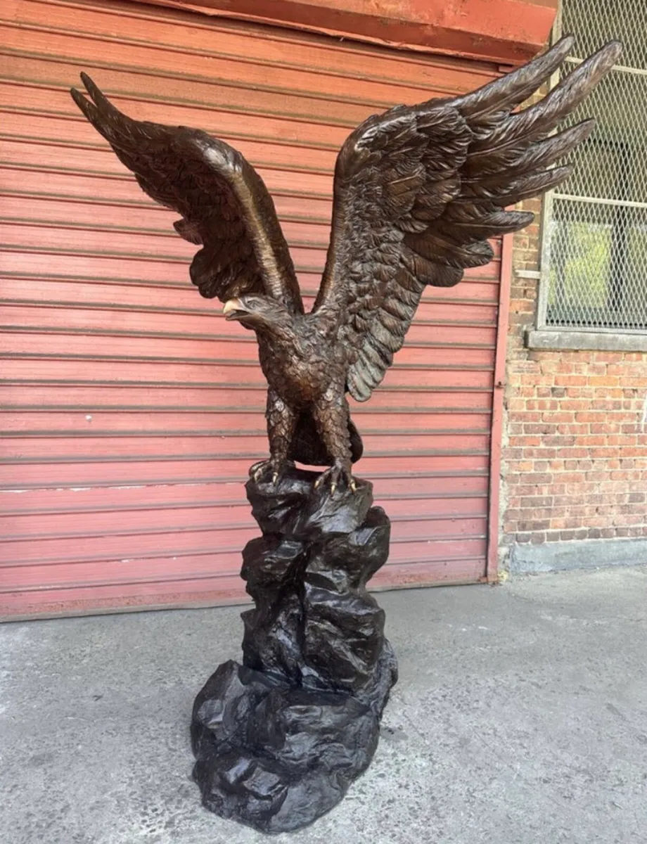 Bronze eagle sculpture - Image 1