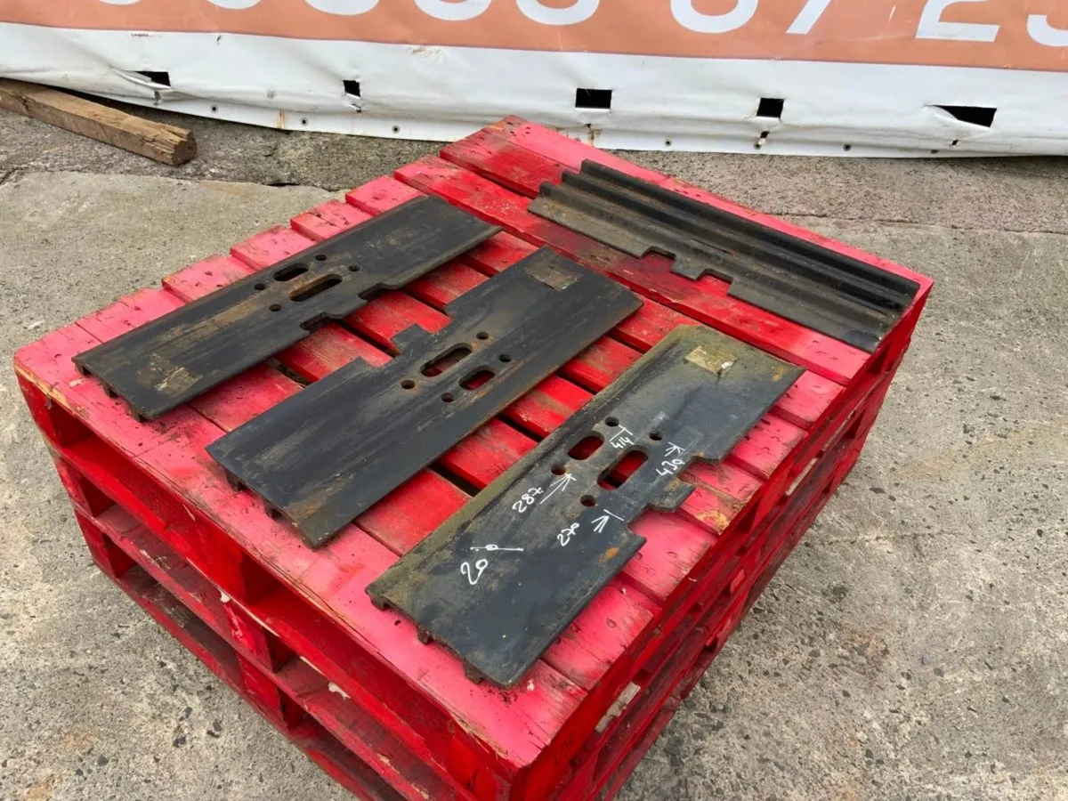 UNUSED HITACHI 700mm TRACK PADS.....2054040. - Image 2