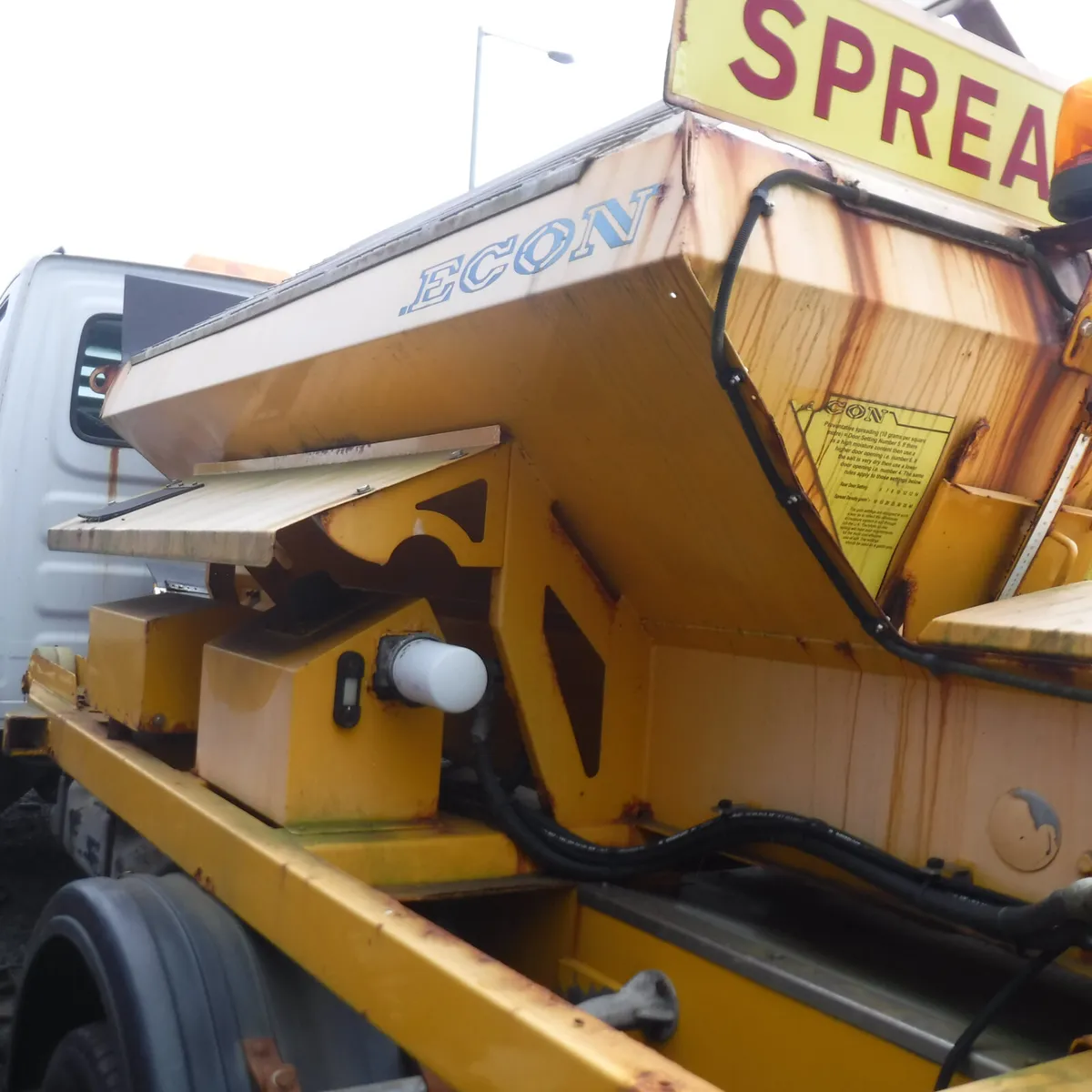 Econ Hydraulic Gritter off 2013 Iveco Daily 5000kg - Image 4