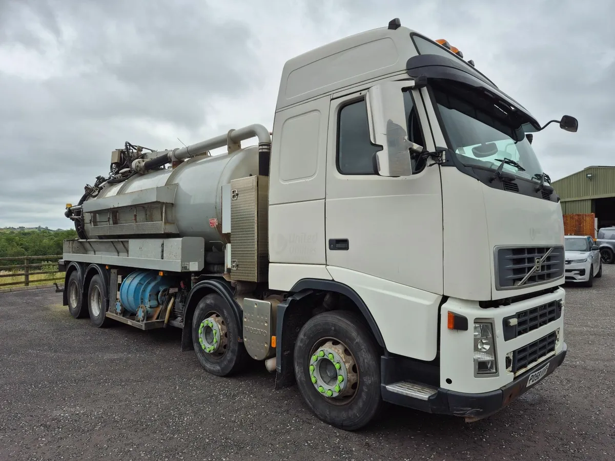 Volvo FH400 8x4 Vac Tipping Tank - Image 3