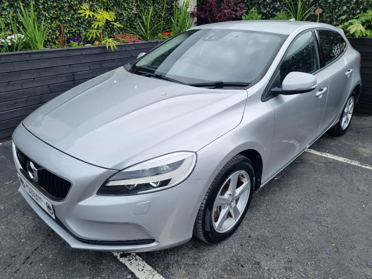 Volvo V40 1.5 T3 Auto SE / Low Mileage - Image 2