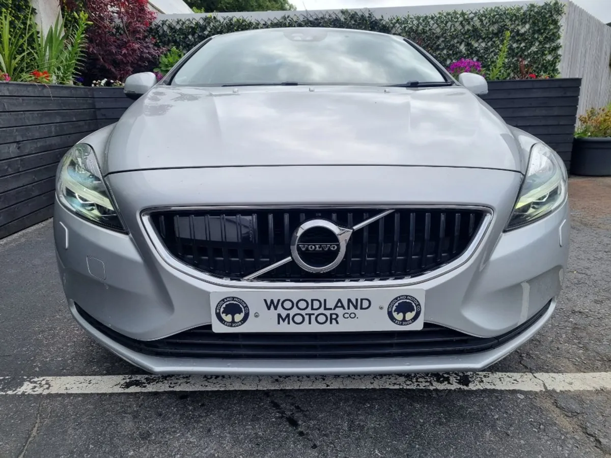 Volvo V40 1.5 T3 Auto SE 5DR / Pristine Example W - Image 3