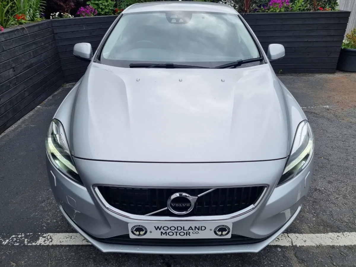 Volvo V40 1.5 T3 Auto SE 5DR / Pristine Example W - Image 4