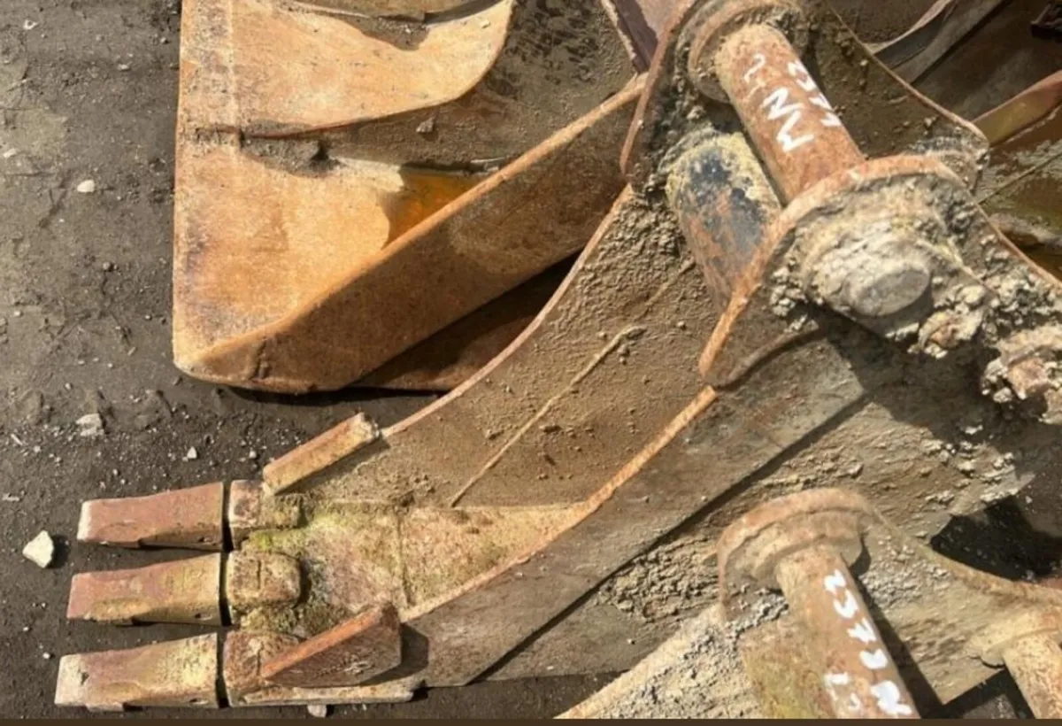 1FT DIGGING BUCKET (60MM PINS) - Image 1
