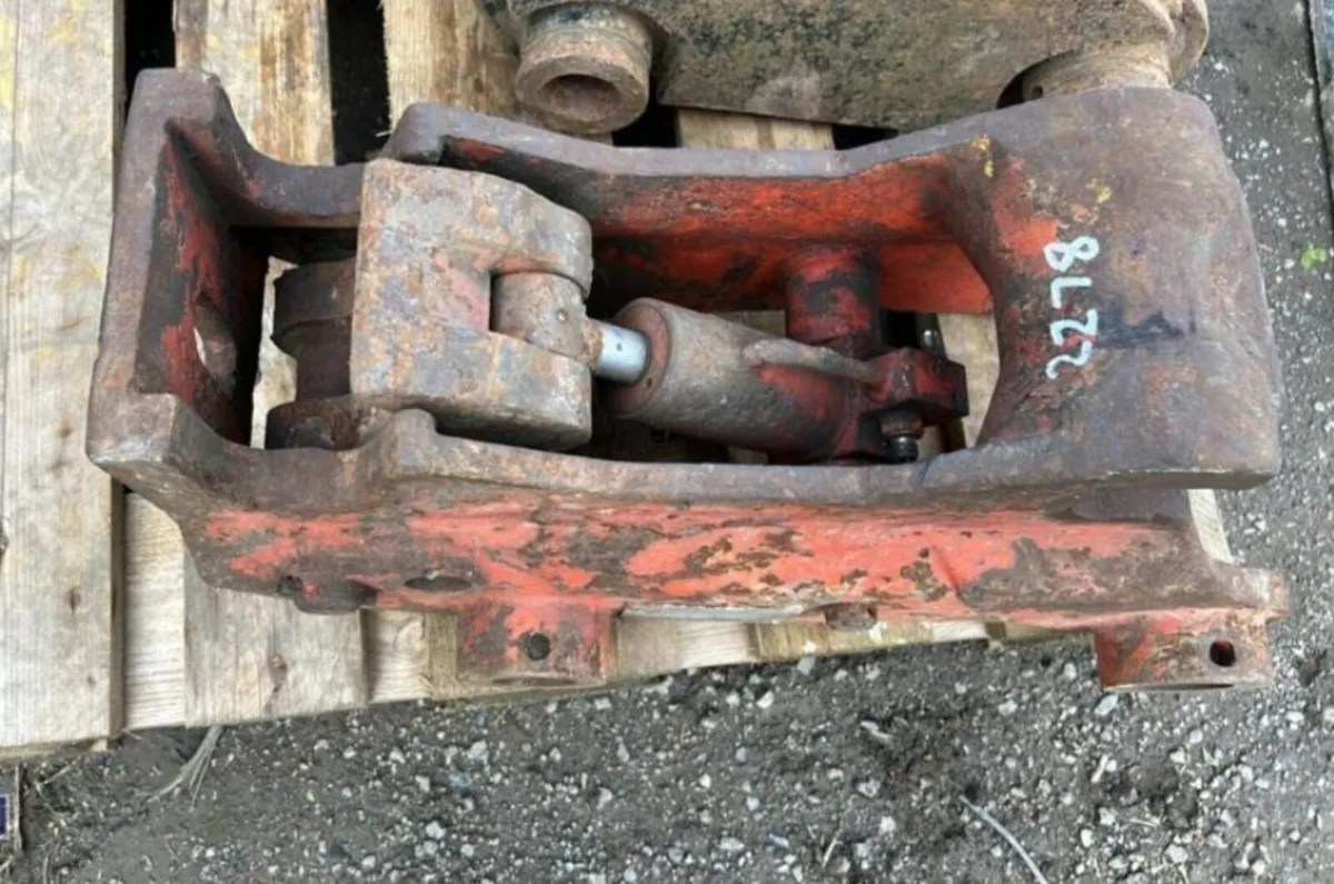 HYDRAULIC QUICK HITCH (45MM PINS) - Image 3
