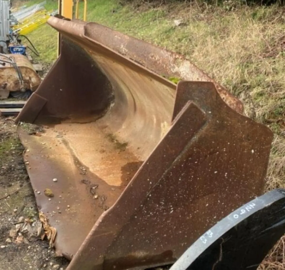 9FT LOADING SHOVEL BUCKET - Image 1