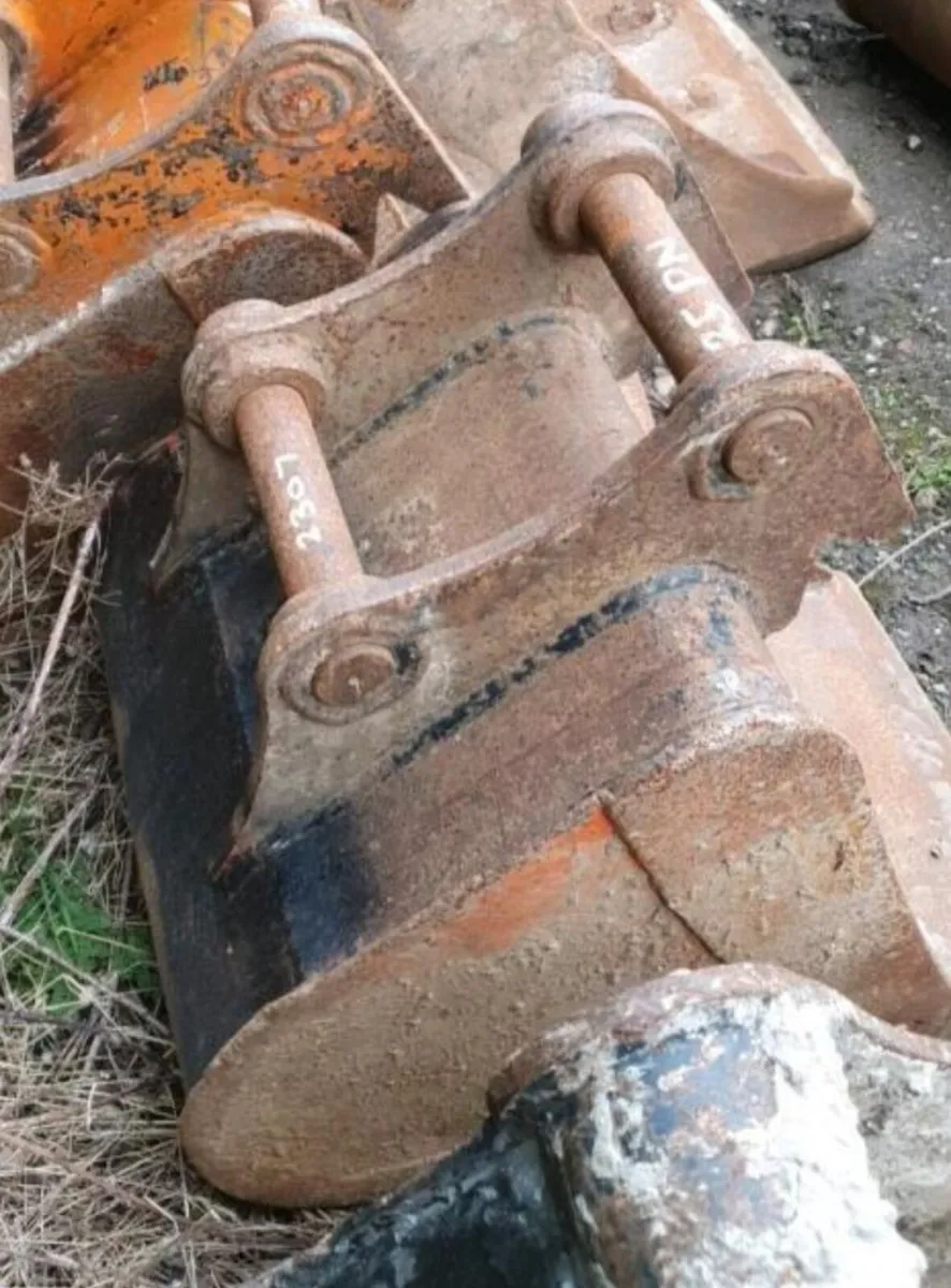 18'' DIGGING BUCKET (45MM PINS) - Image 2