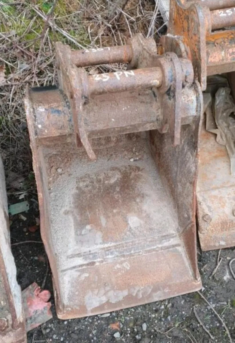 18'' DIGGING BUCKET (45MM PINS) - Image 3
