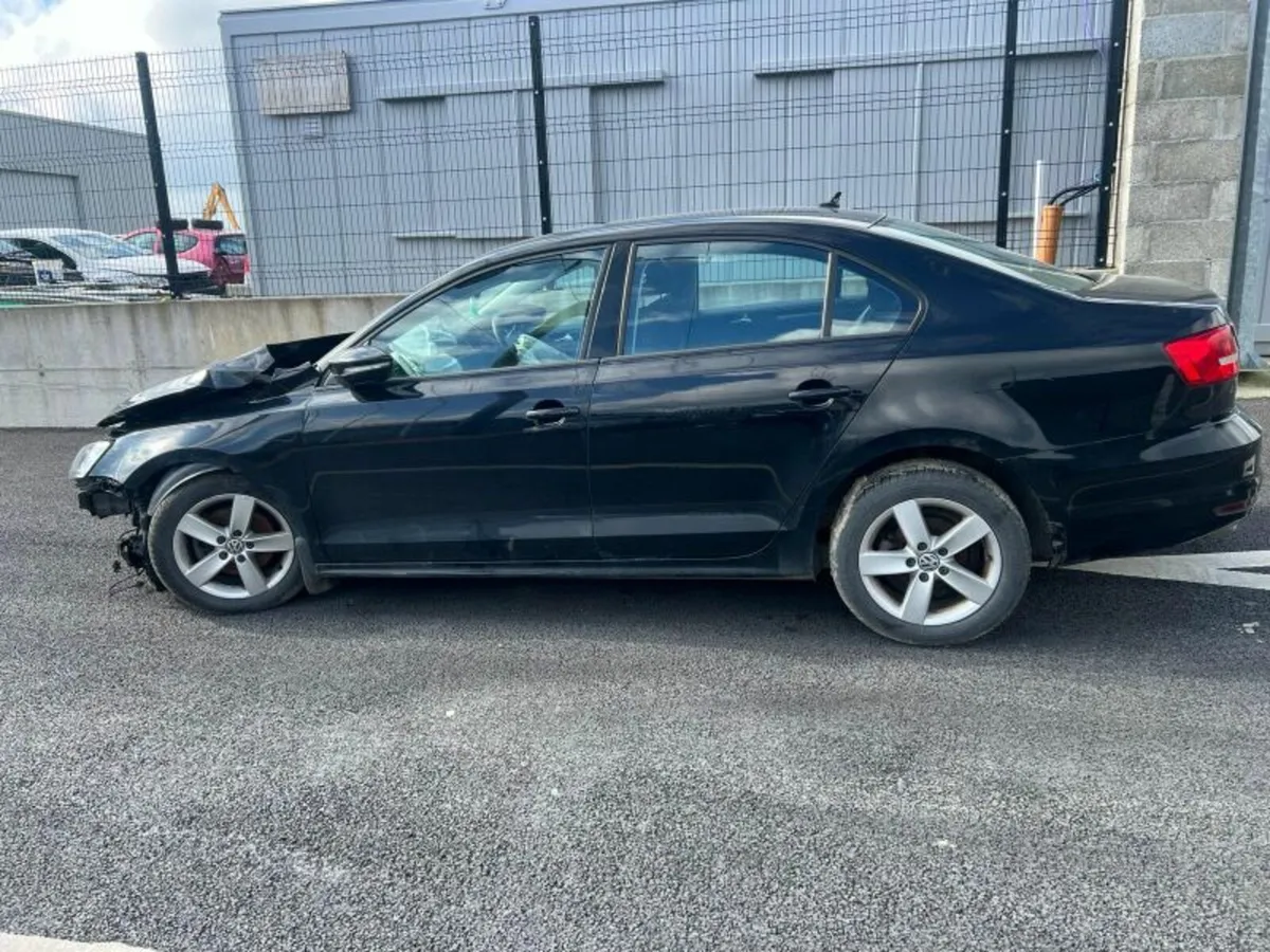 15 VOLKSWAGEN JETTA Breaking only - Image 3