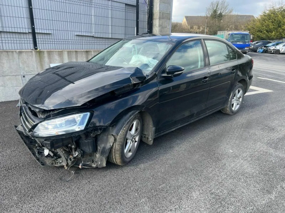 15 VOLKSWAGEN JETTA Breaking only - Image 1