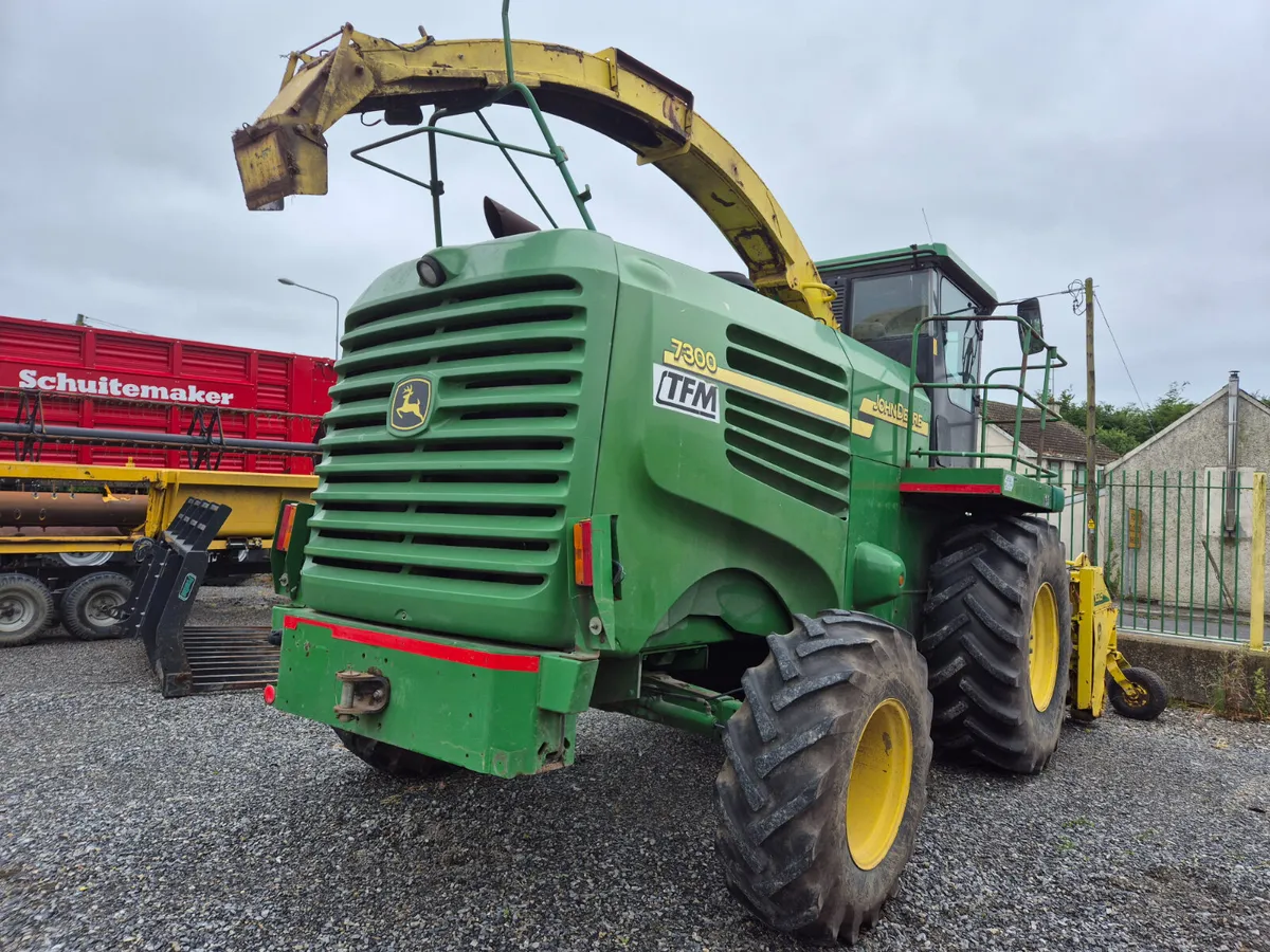 John Deere 7300 - Image 2