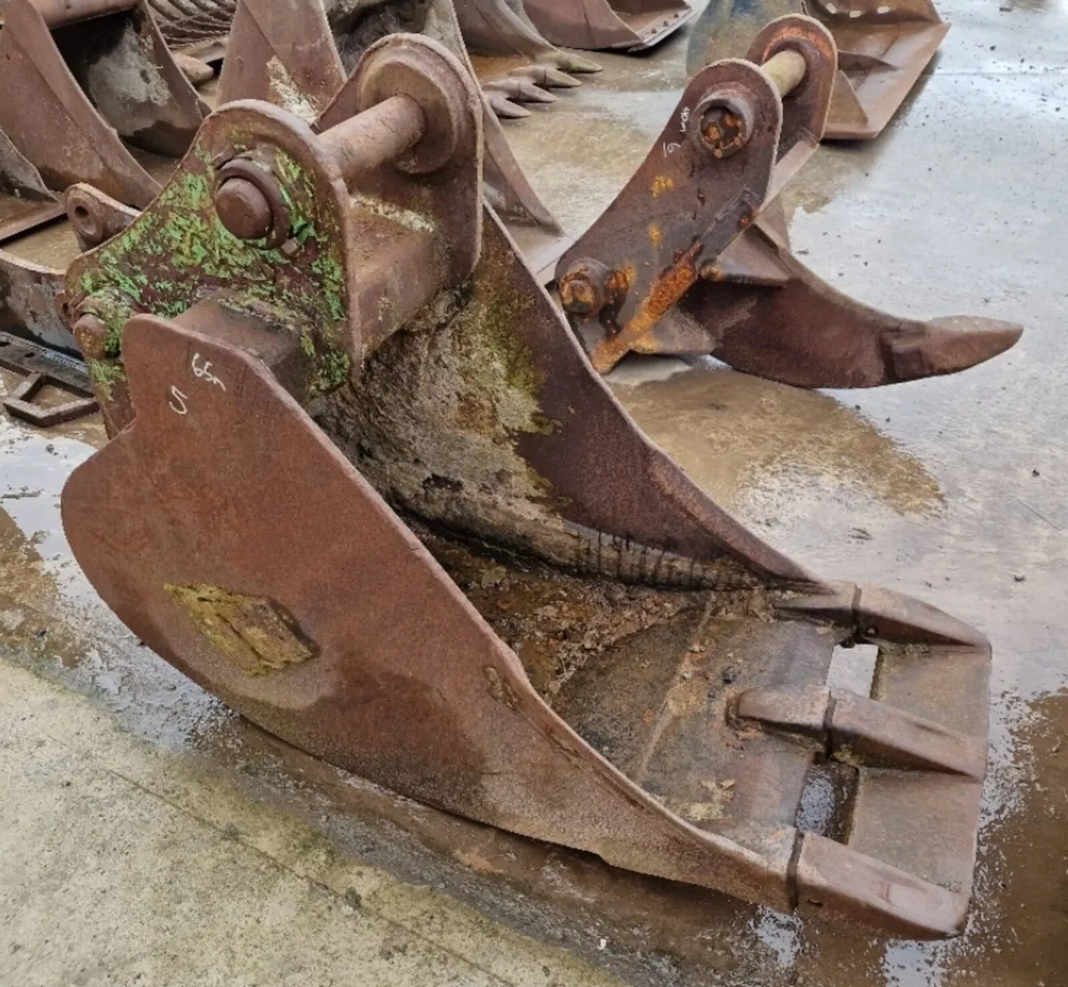 2ft Digging Bucket 65mm Pins - Image 1