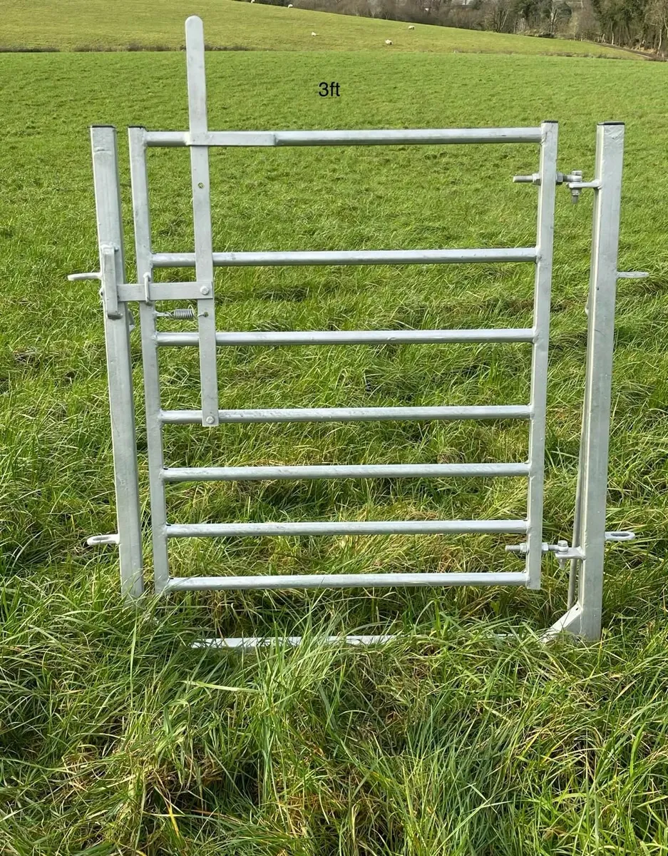 10ft sheep hurdles and sleigh type hurdles - Image 4