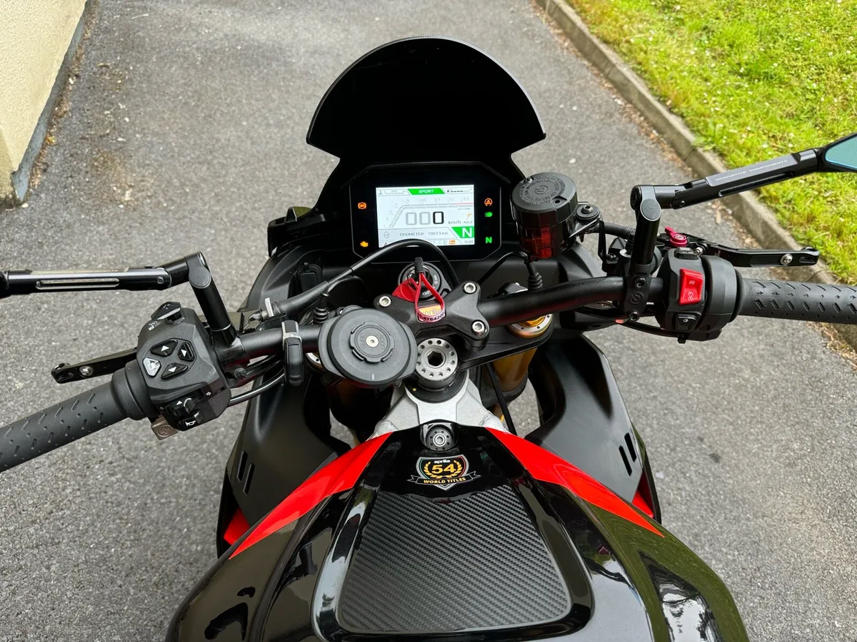 Aprilia Tuono V4 1100 Factory - Image 2