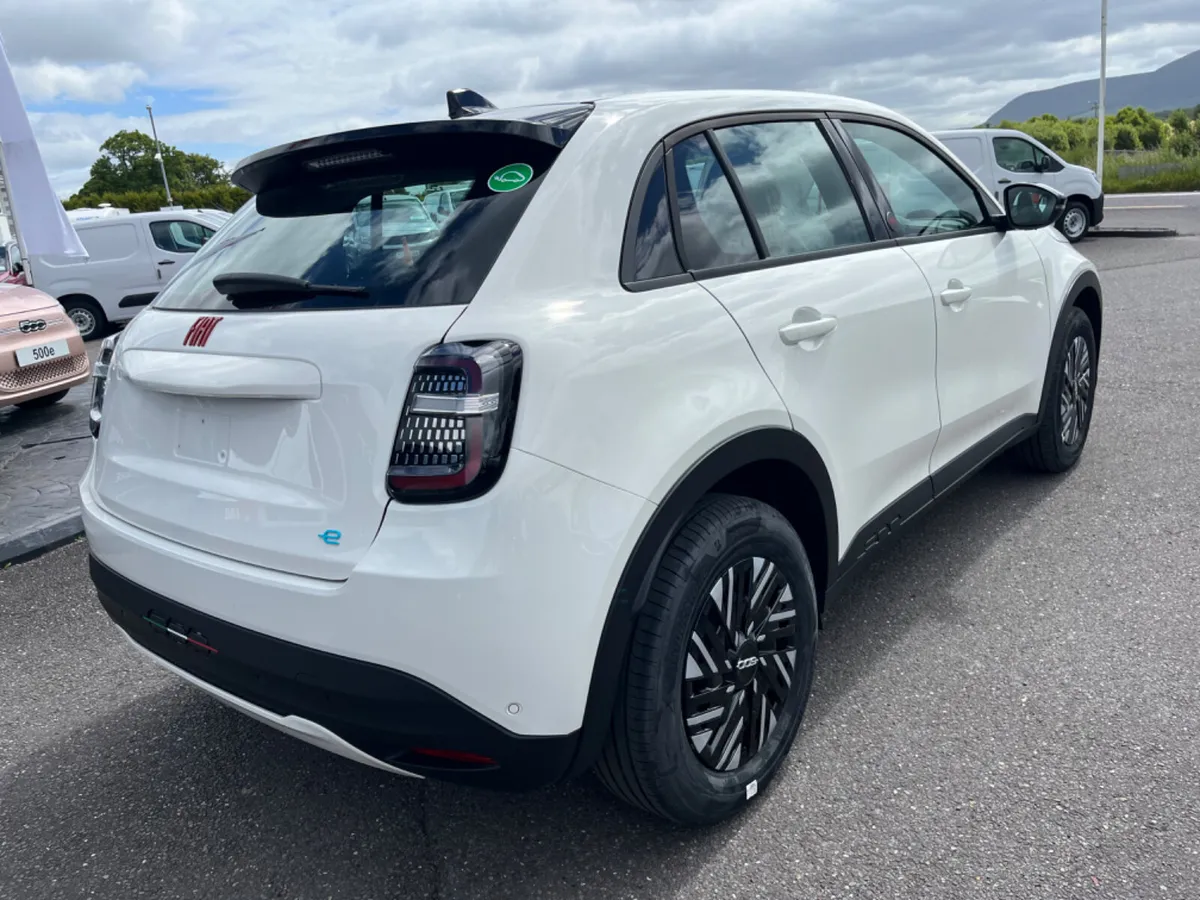 2025 Fiat 600 Red - Image 4