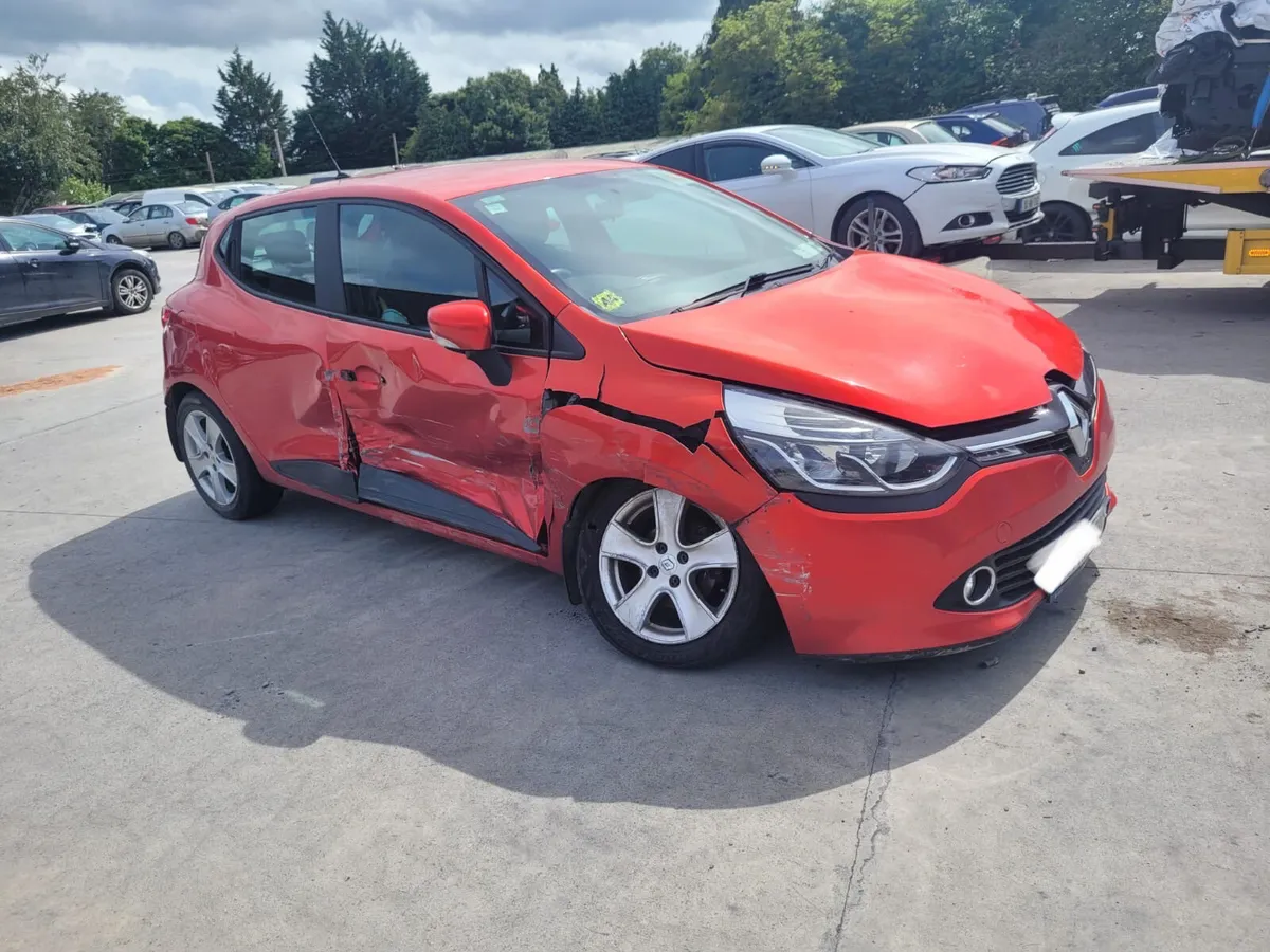 2015 Renault Clio *For Parts* - Image 3
