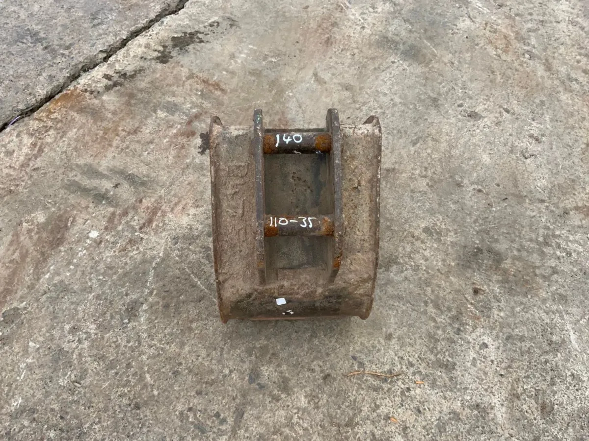 12" MINI DIGGER BUCKET.....35mm PINS....1350. - Image 3