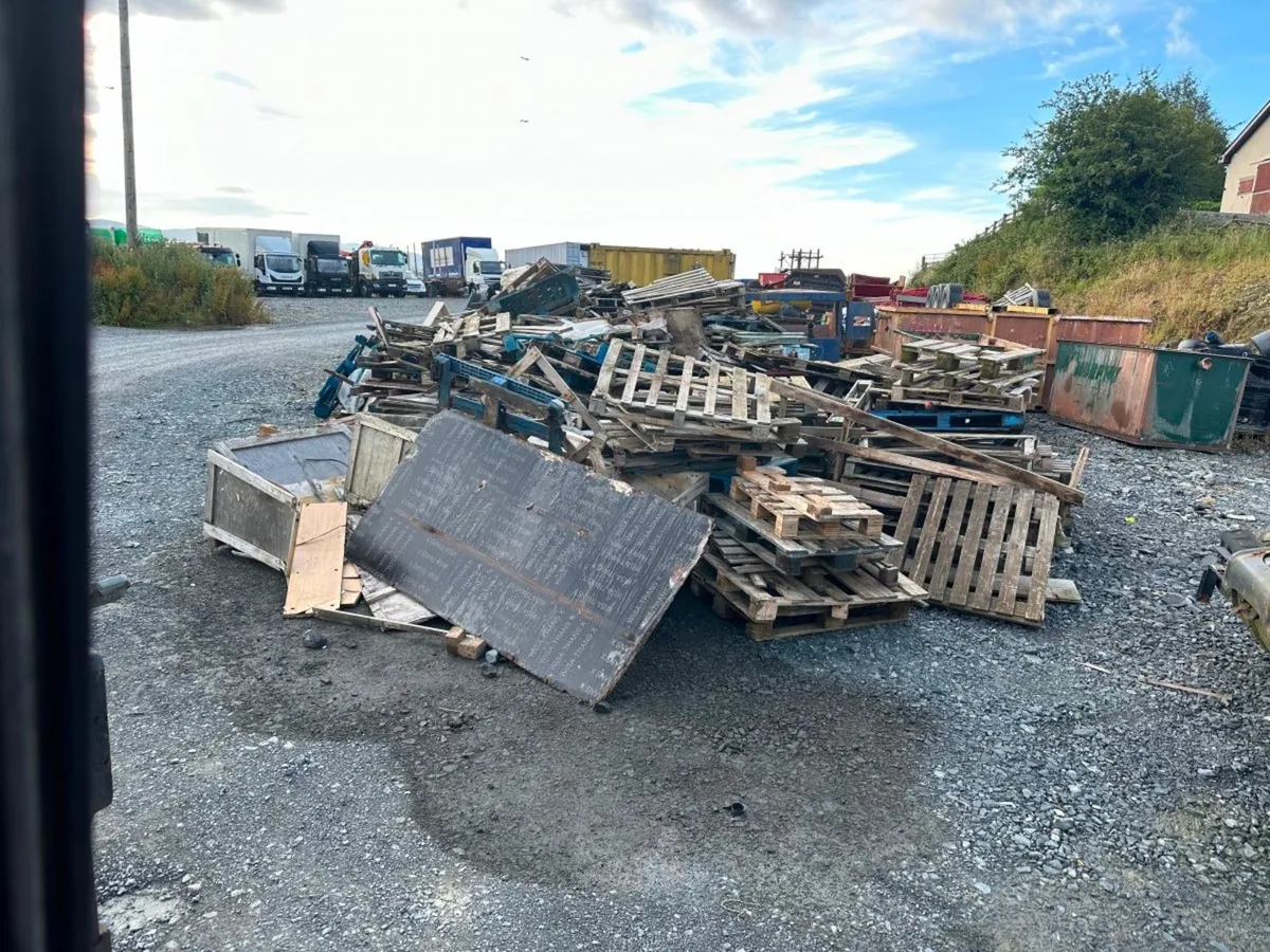 FREE FIRE WOOD , WOOD CHIPS , BROKEN PALLETS - Image 1