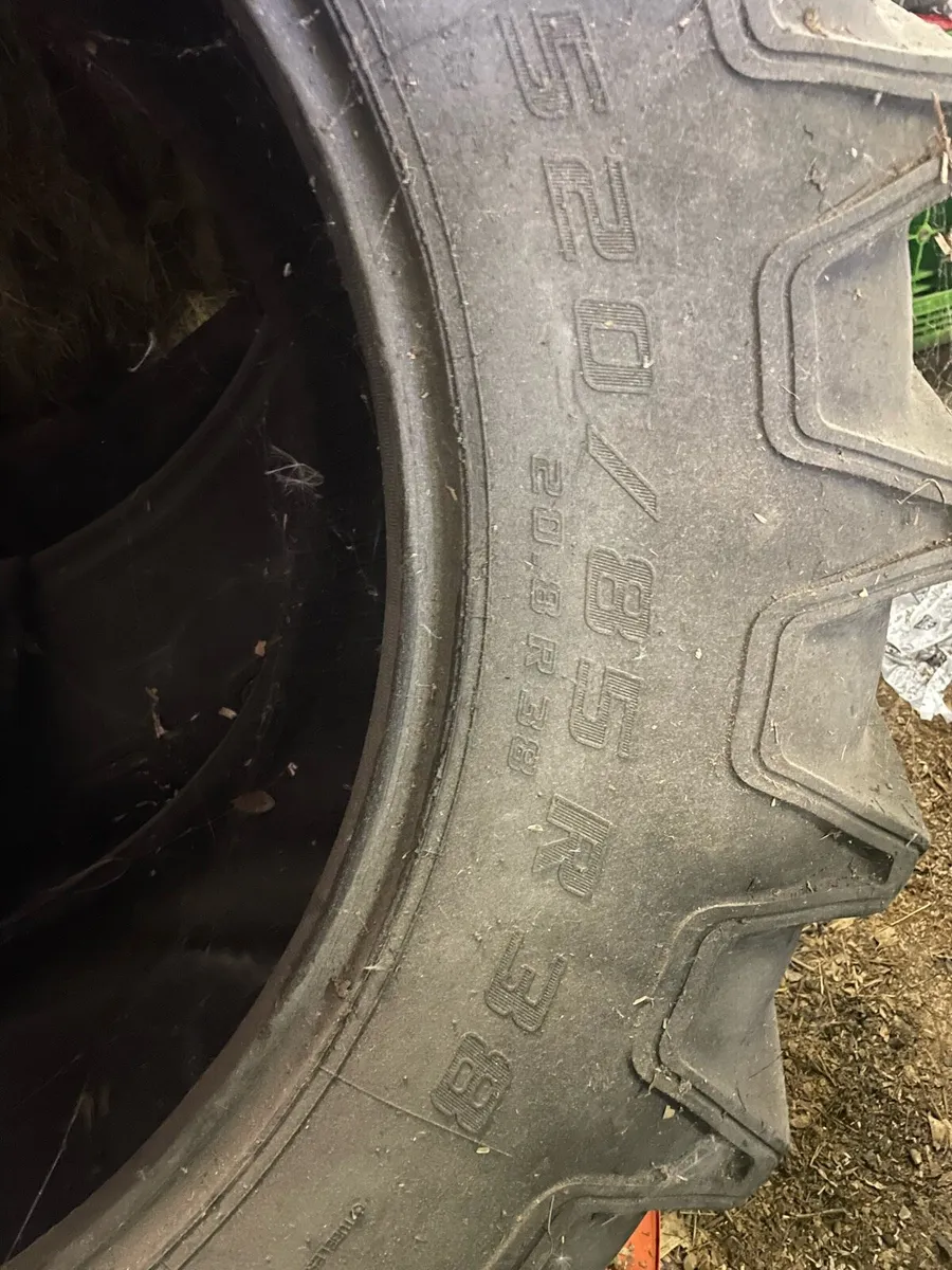 Tractor tyres & yard lights - Image 3