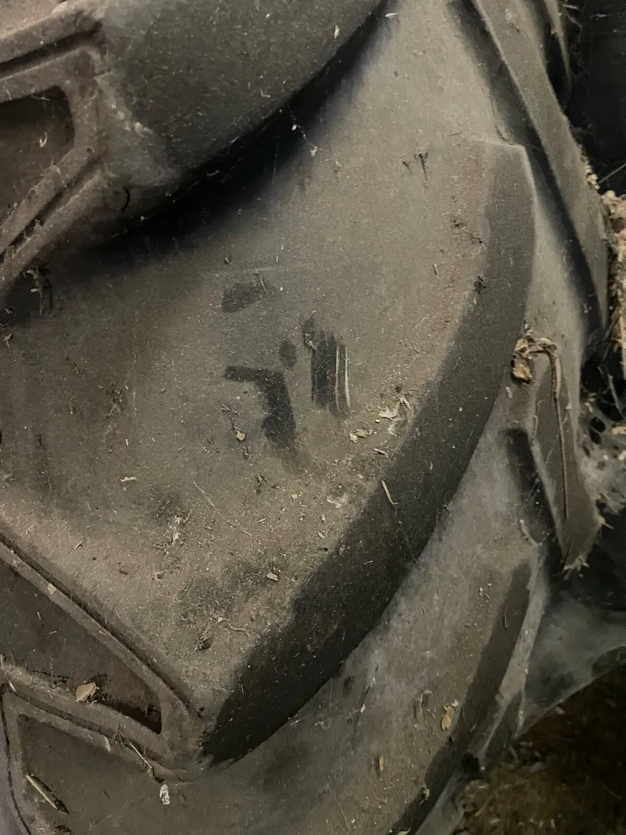 Tractor tyres & yard lights - Image 4