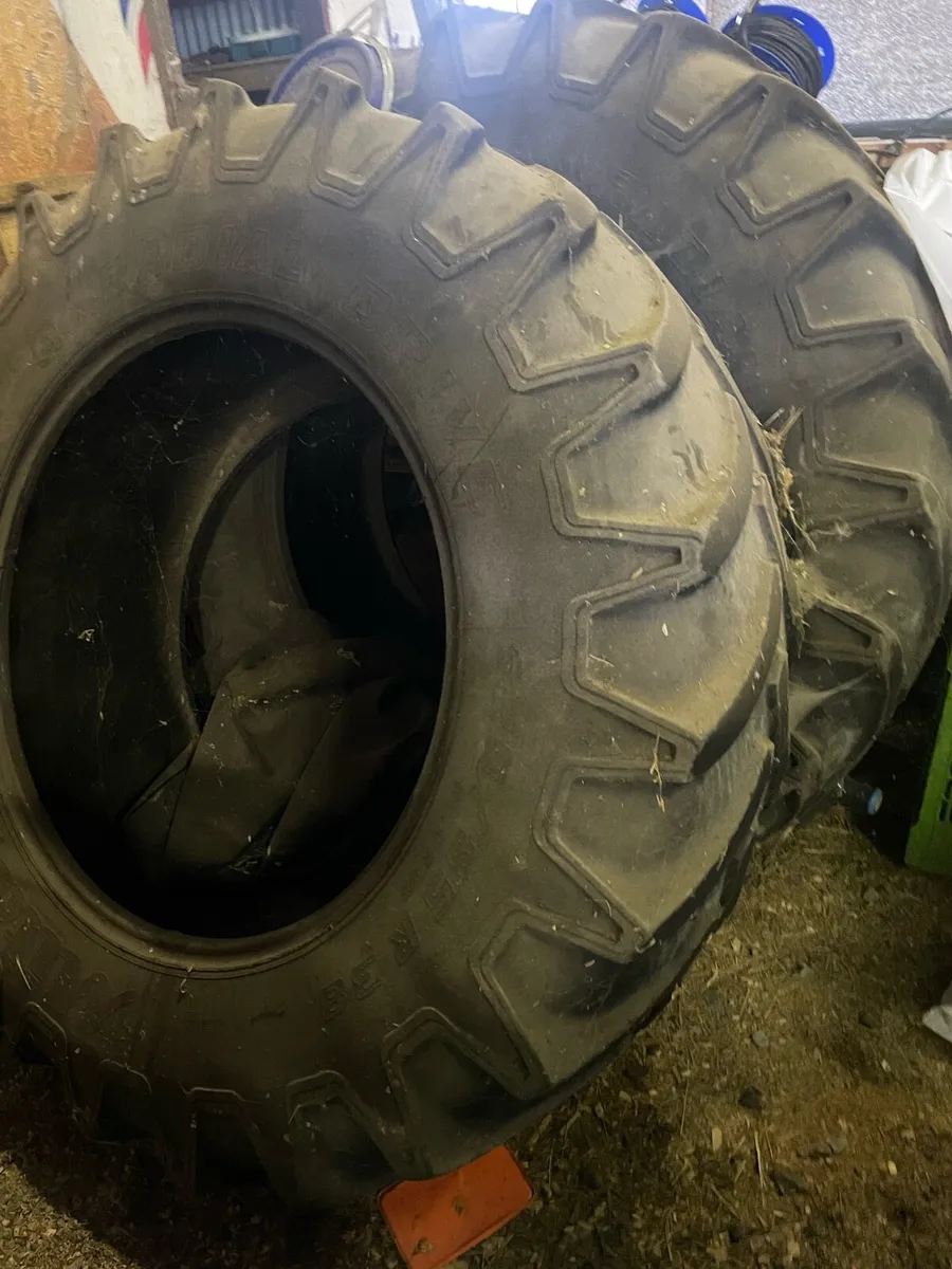 Tractor tyres & yard lights - Image 1