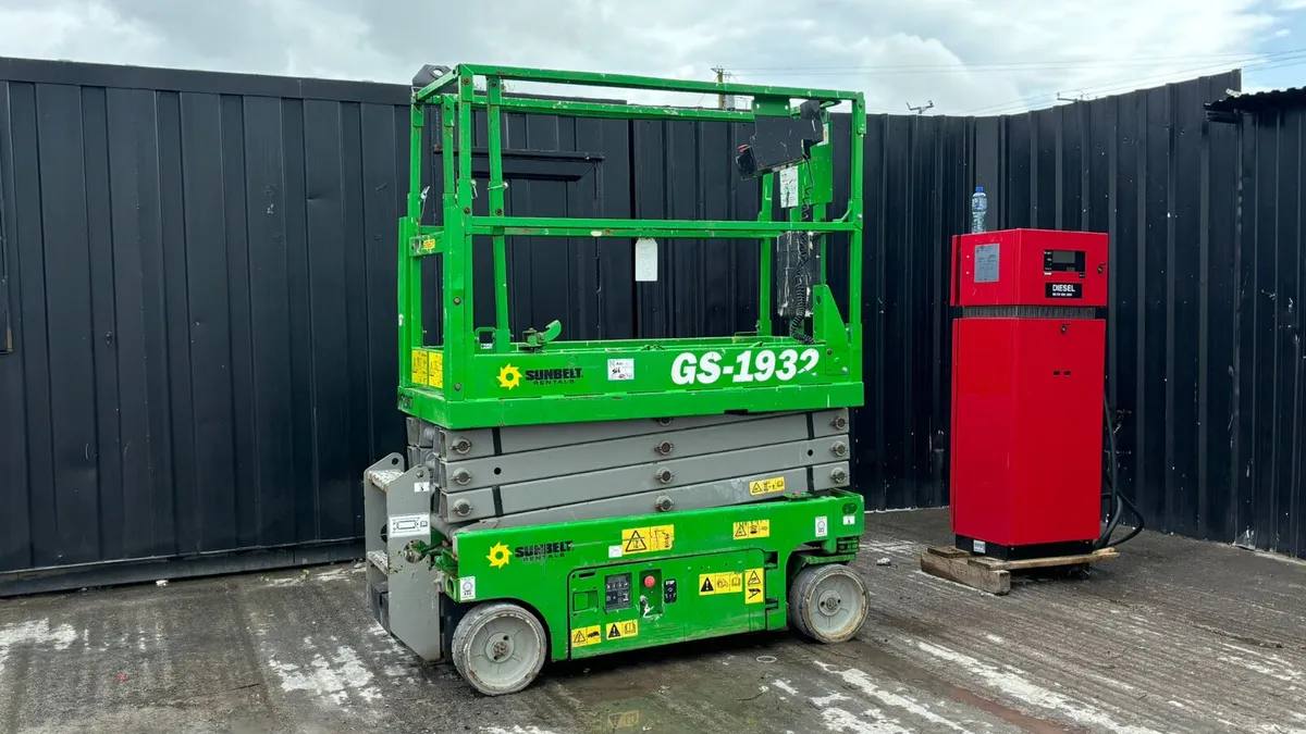 2015 Genie GS1932 Electric Scissor Lift - Image 2