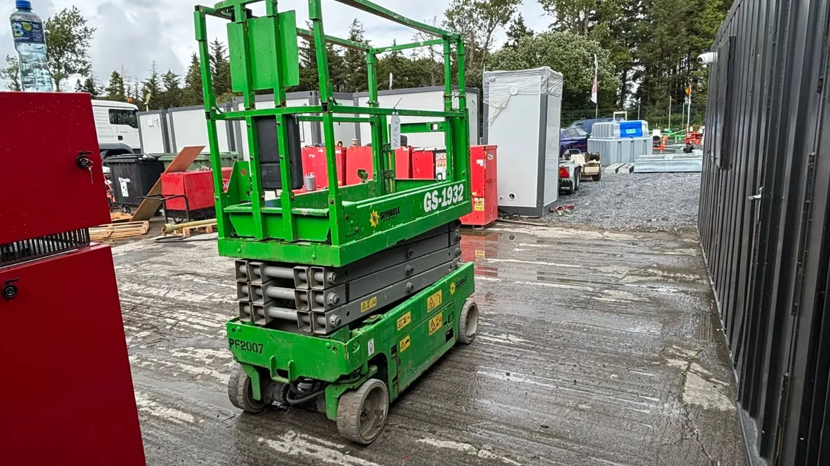 2015 Genie GS1932 Electric Scissor Lift - Image 3