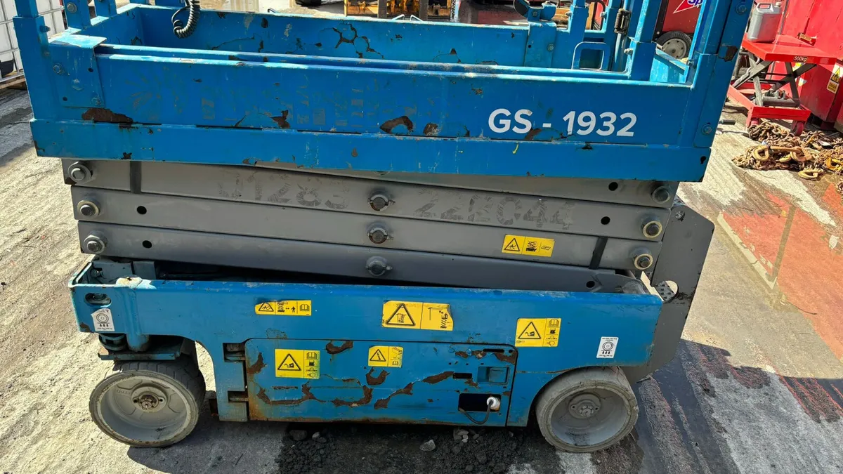 2014 Genie GS1932 Electric Scissor Lift - Image 4