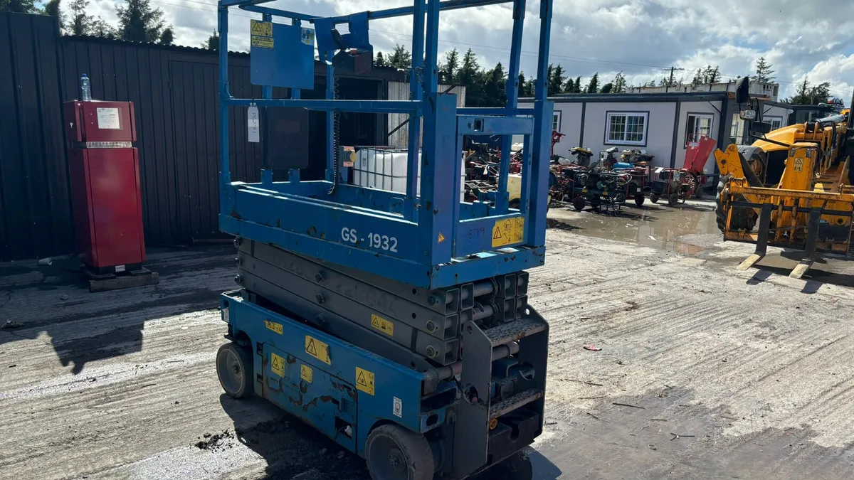 2014 Genie GS1932 Electric Scissor Lift - Image 2
