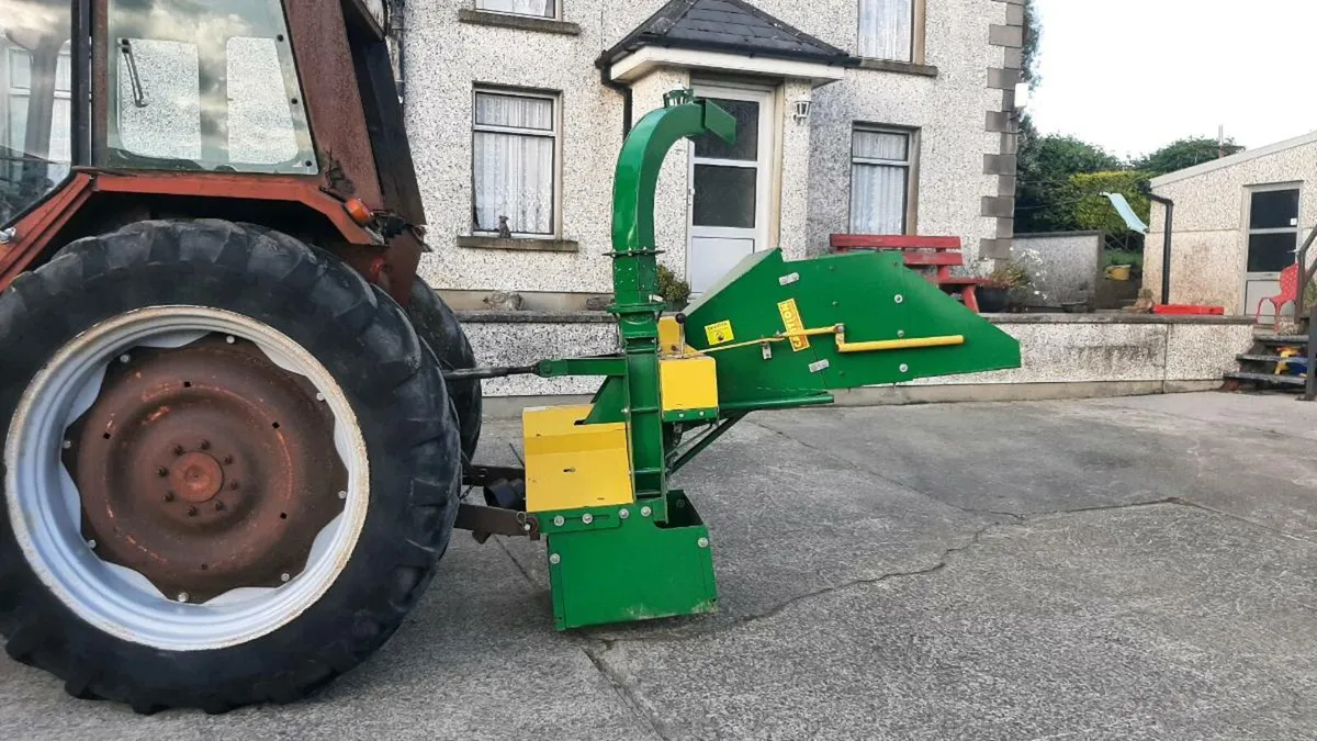 Tractor mounted wood chipper - Image 1