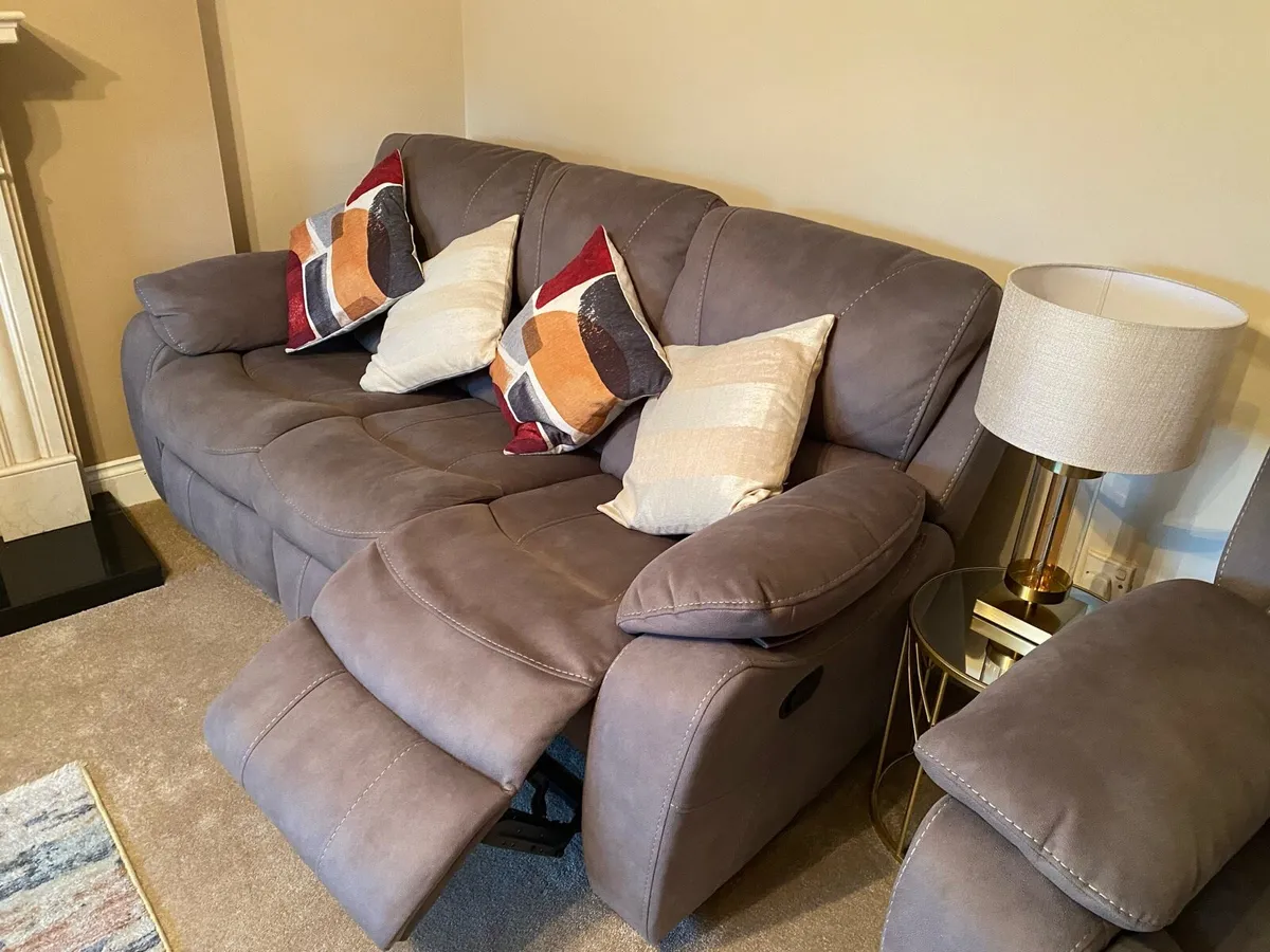3 piece recliner suite - Image 1