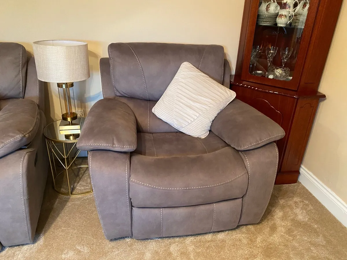 3 piece recliner suite - Image 2