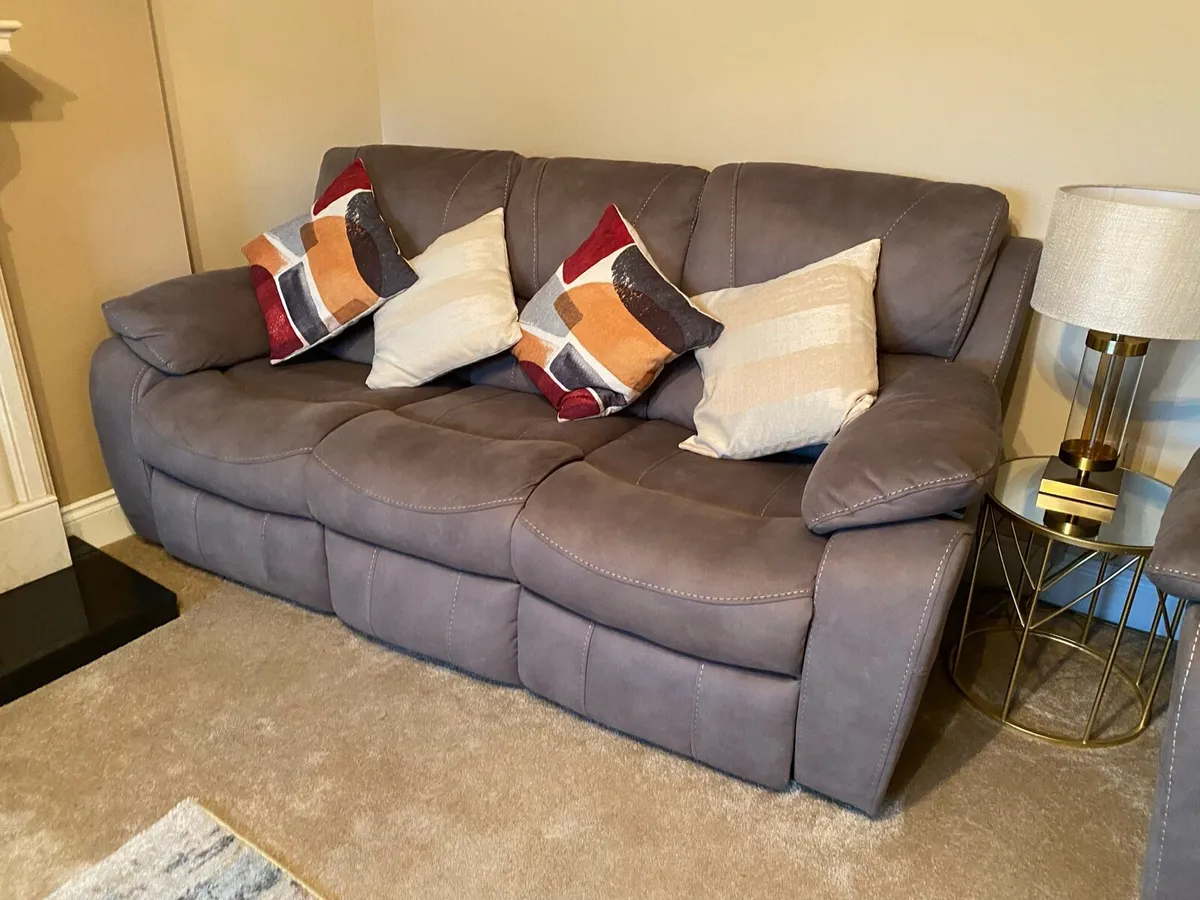 3 piece recliner suite - Image 3