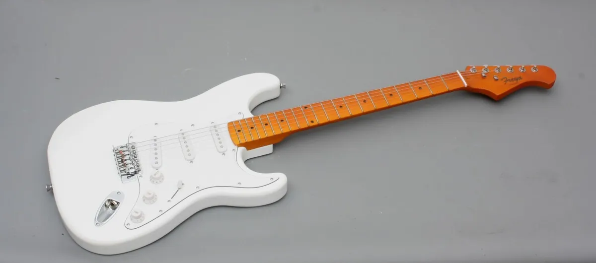 60’s Strat Style Guitar HUGE SALE  €99 Red/White - Image 3