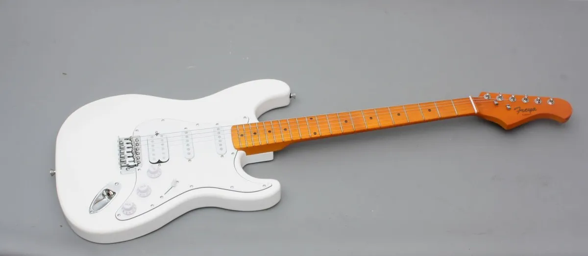 60’s Strat Style Guitar HUGE SALE  €99 Red/White - Image 4